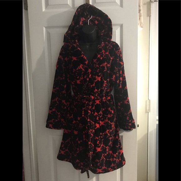 New rare Vera Bradley hooded plush fleece robe, Silhouette Floral red and black - Picture 2 of 15